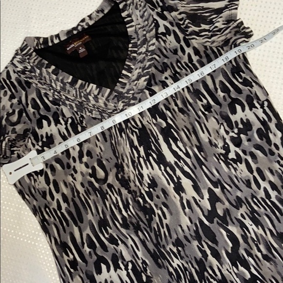 𝅺DANA Buchman Animal Print V Neck Top - Picture 4 of 7